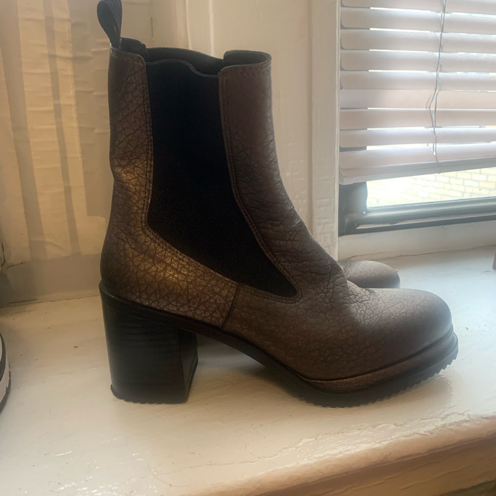 Homers gold/metallic brownish boots